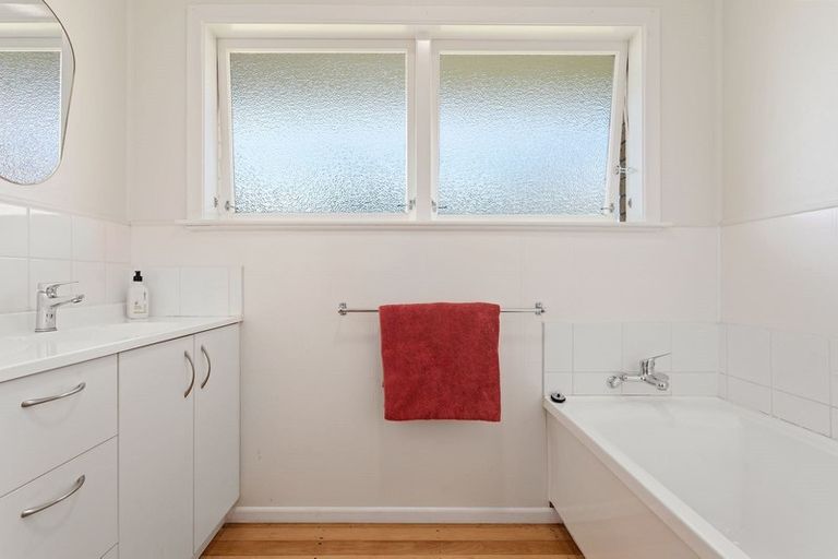 Photo of property in 28 Bridge Street, Edgecumbe, 3120