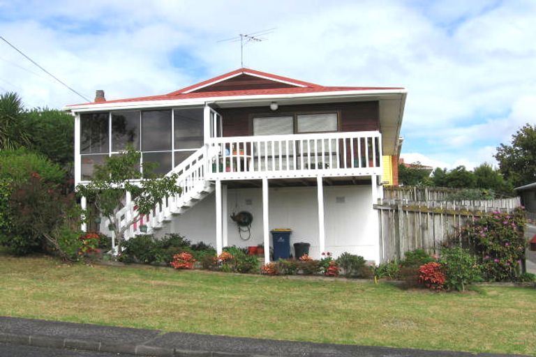 Photo of property in 3/9 Lex Avenue, Green Bay, Auckland, 0604