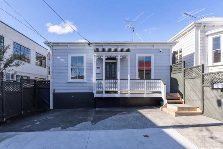 Photo of property in 24 Moir Street, Mount Victoria, Wellington, 6011