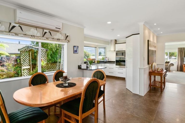 Photo of property in 35 Capricorn Place, Kawaha Point, Rotorua, 3010