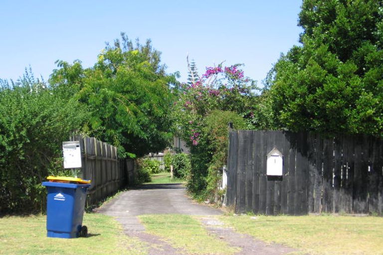Photo of property in 1/1 Eskdale Road, Birkdale, Auckland, 0626