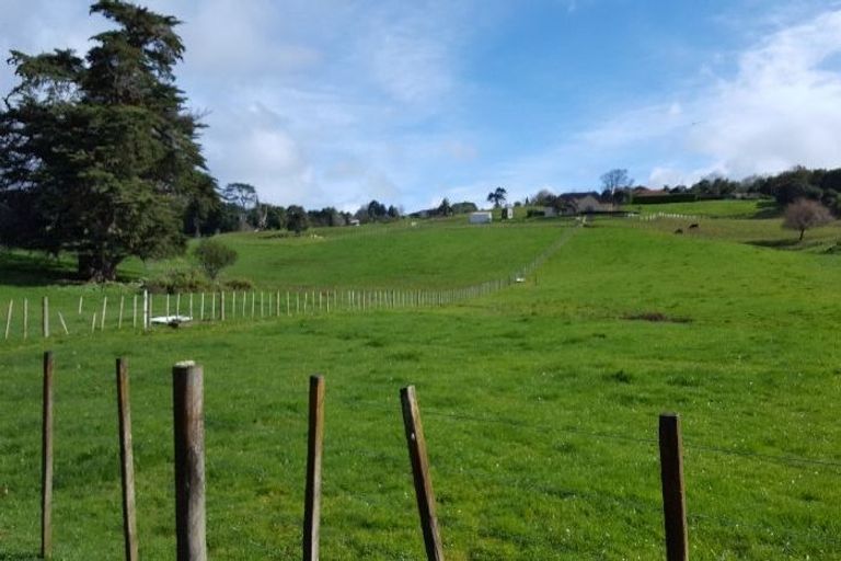 Photo of property in 400 Waitakere Road, Taupaki, Henderson, 0782