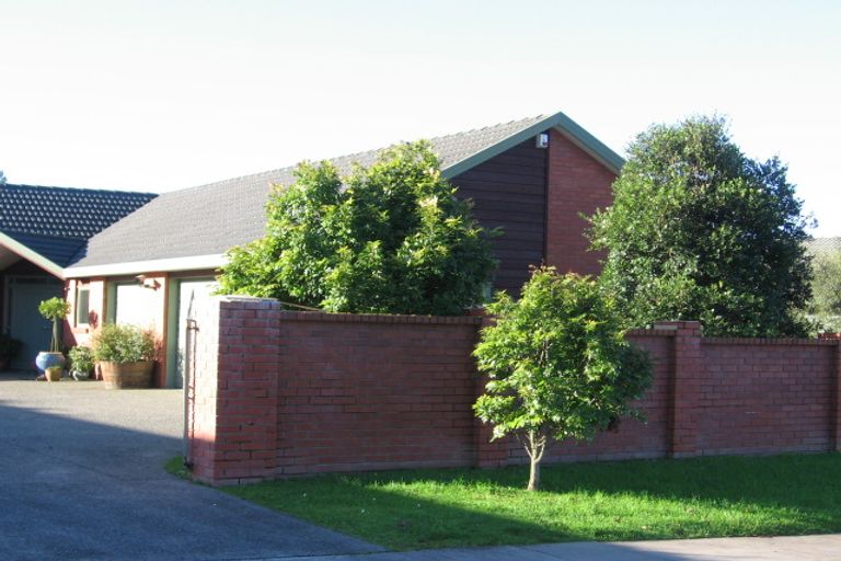 Photo of property in 8 Patsy O'hara Place, Swanson, Auckland, 0612