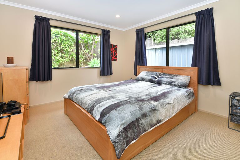 Photo of property in 15 Dorchester Place, Orewa, 0931