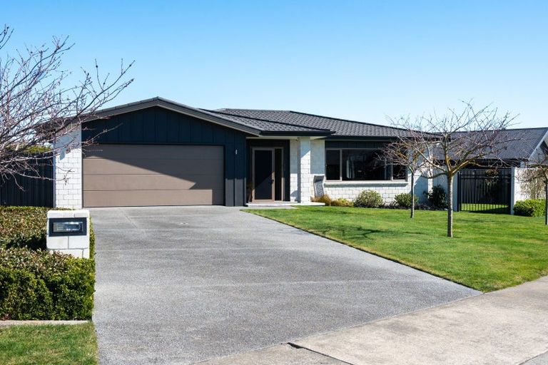 Photo of property in 28 Whakatomo Place, Havelock North, 4130