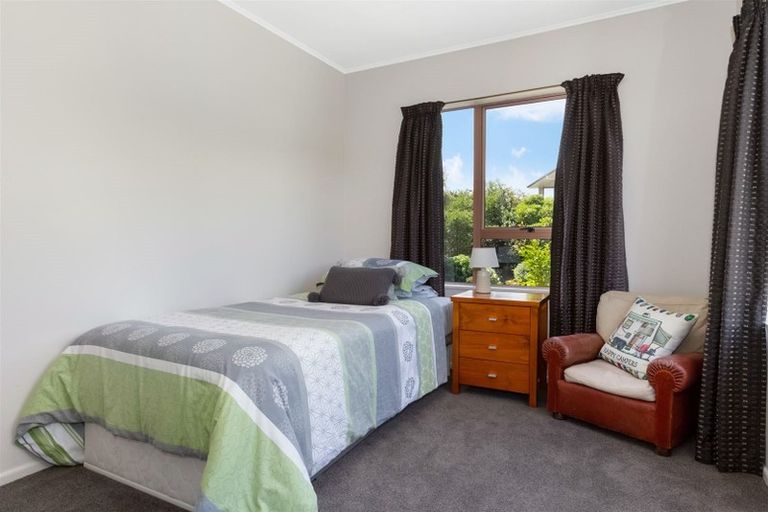 Photo of property in 33 Forth Place, Papakowhai, Porirua, 5024