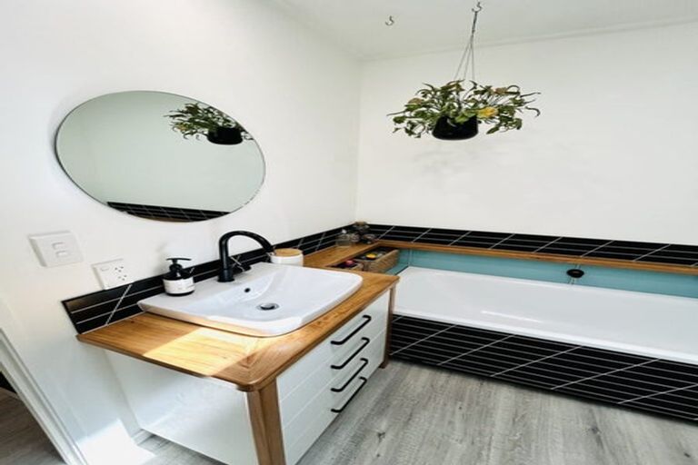 Photo of property in 185 Tutere Street, Waikanae Beach, Waikanae, 5036