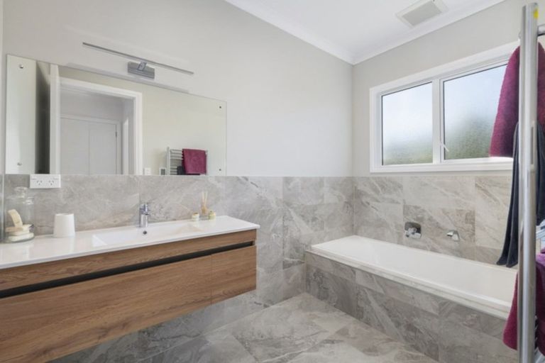 Photo of property in 124 Johnstone Drive, Fitzherbert, Palmerston North, 4410