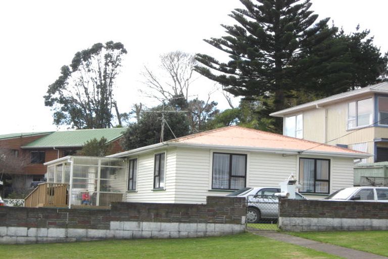 Photo of property in 124 Omata Road, Marfell, New Plymouth, 4310
