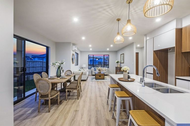 Photo of property in 22 Vinistra Road, Kumeu, 0810