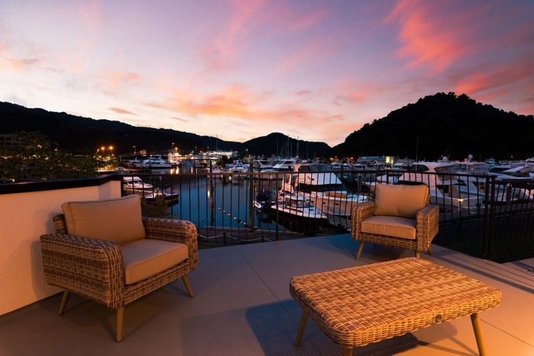 Photo of property in 37 Waikawa Road, Picton, 7220