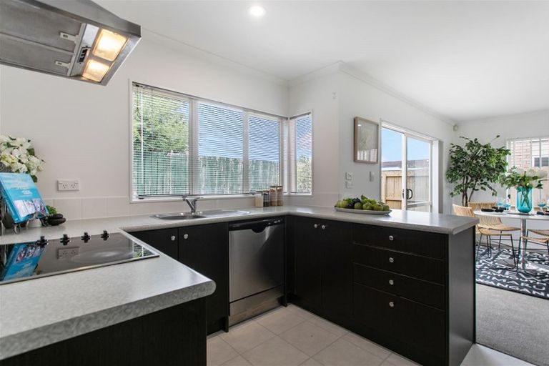 Photo of property in 34 Brashier Circle, Sunnyvale, Auckland, 0612
