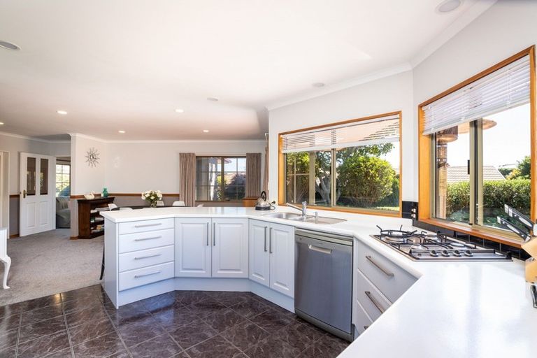 Photo of property in 11 Shelter Grove, Frankleigh Park, New Plymouth, 4310