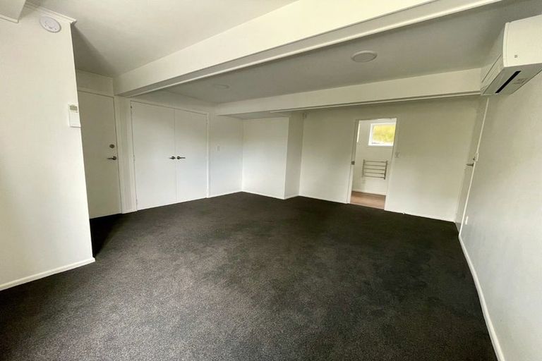 Photo of property in 28 Brooker Grove, Newlands, Wellington, 6037