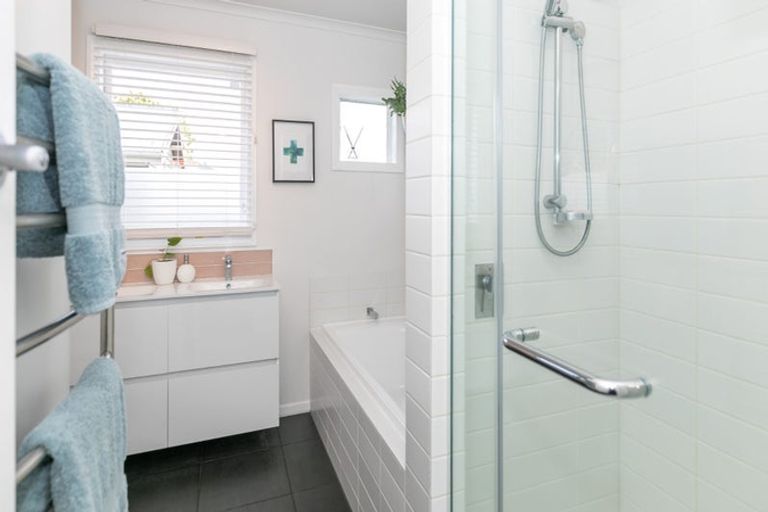 Photo of property in 15 Sandwich Road, St Andrews, Hamilton, 3200