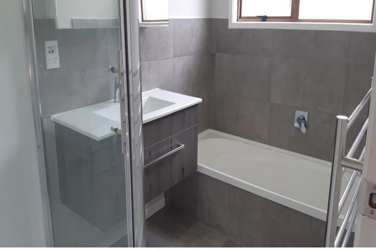 Photo of property in 2/73 Eskdale Road, Birkdale, Auckland, 0626