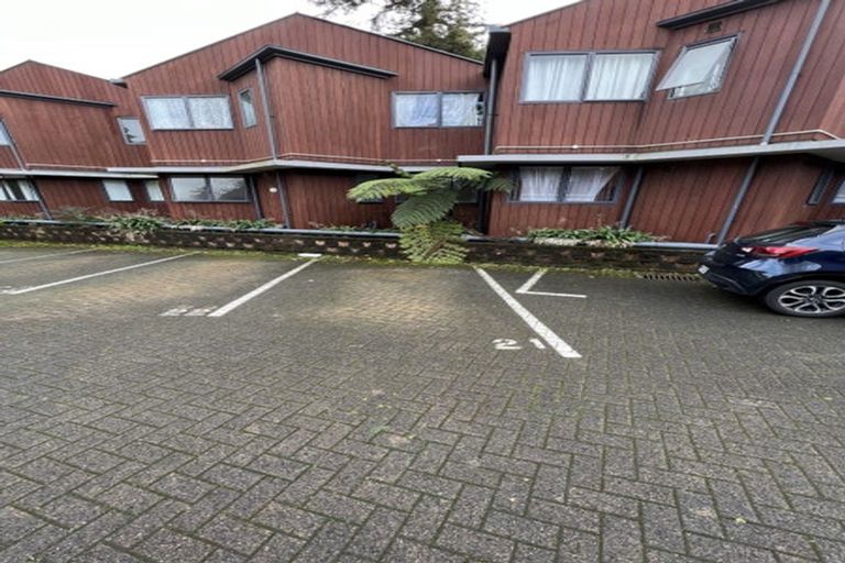 Photo of property in 21/3 The Avenue, Albany, Auckland, 0632