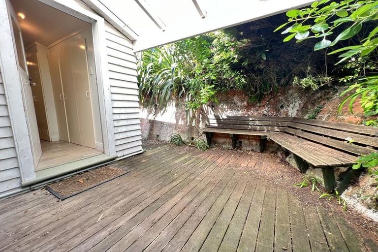 Photo of property in 9 Hungerford Road, Lyall Bay, Wellington, 6022