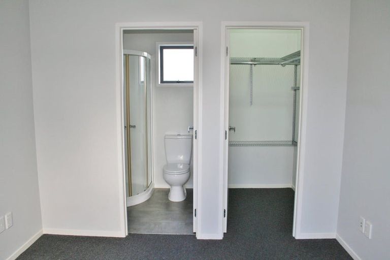 Photo of property in 16a Woodall Place, Totara Vale, Auckland, 0627