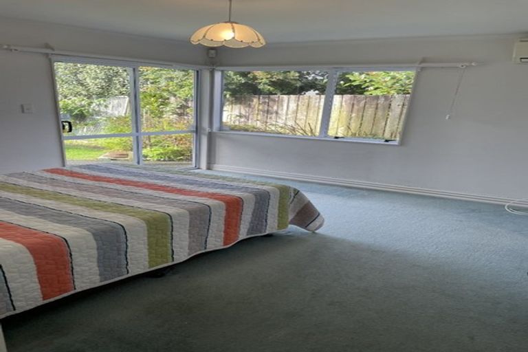 Photo of property in 2/24 Cherub Place, West Harbour, Auckland, 0618