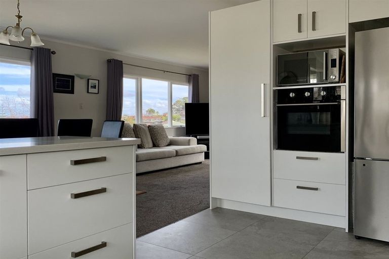 Photo of property in 82 Ravenwood Drive, Forrest Hill, Auckland, 0620