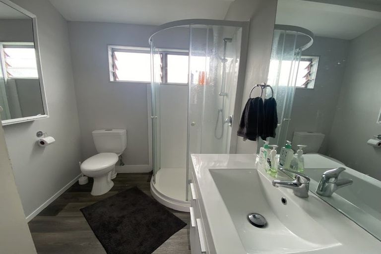 Photo of property in 31 Crocombe Crescent, Beach Haven, Auckland, 0626