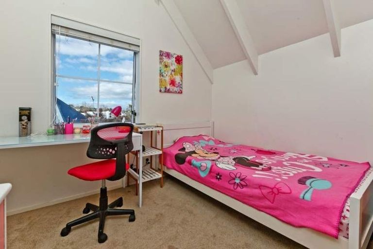 Photo of property in 1/62 Centorian Drive, Windsor Park, Auckland, 0632