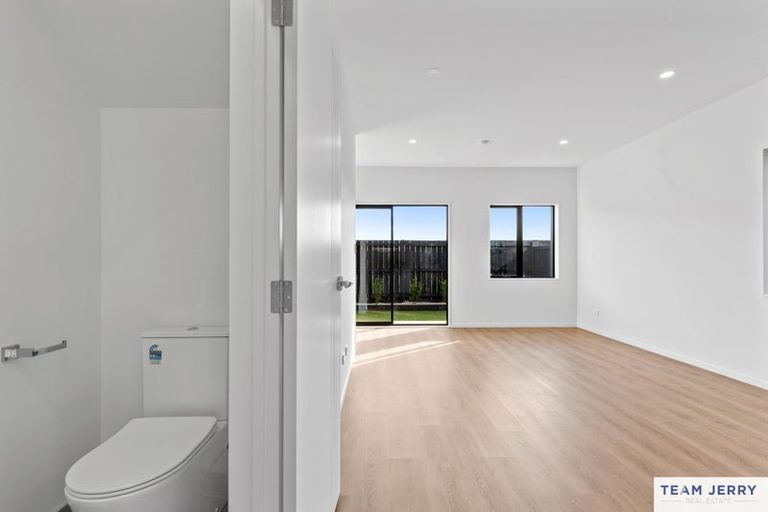 Photo of property in 49 Whare Kauri Road, Papakura, 2110