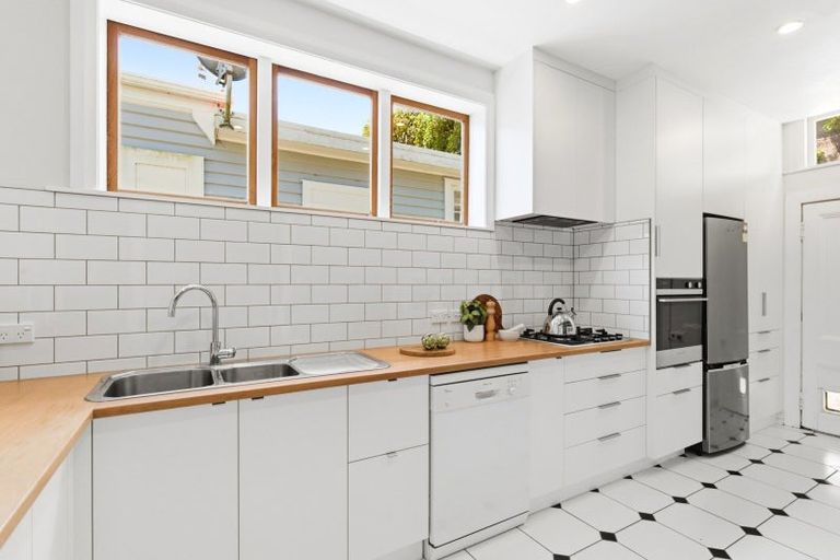 Photo of property in 24 Pembroke Road, Northland, Wellington, 6012