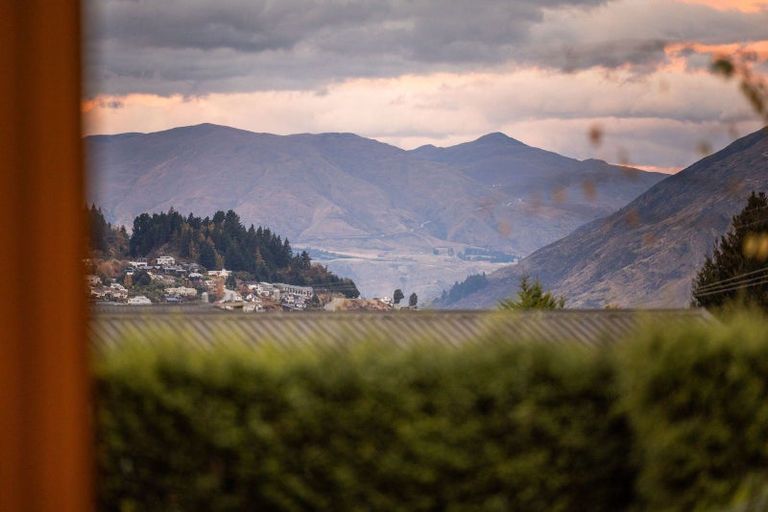 Photo of property in 4a Avalon Crescent, Fernhill, Queenstown, 9300