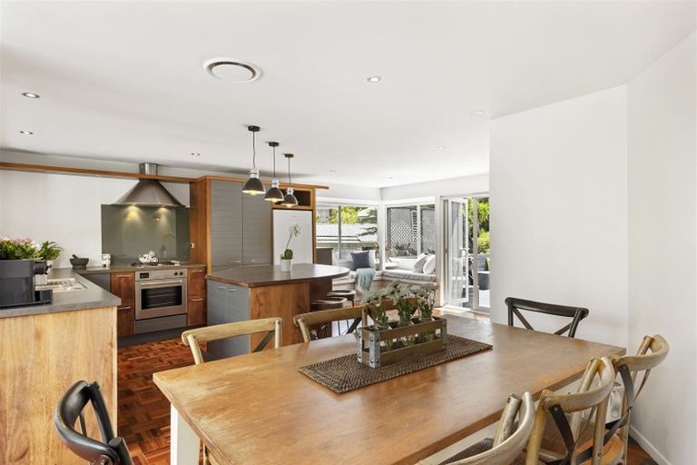 Photo of property in 9 Garmons Way, Castor Bay, Auckland, 0620