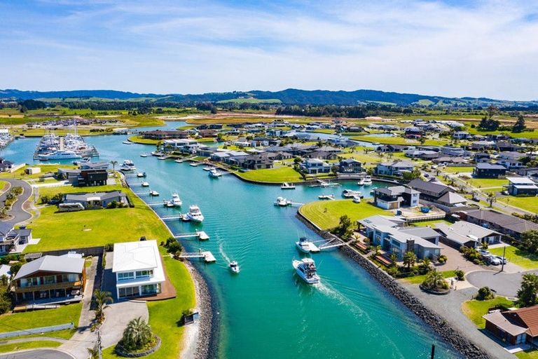 Photo of property in 62 Waitemata Drive, One Tree Point, 0118