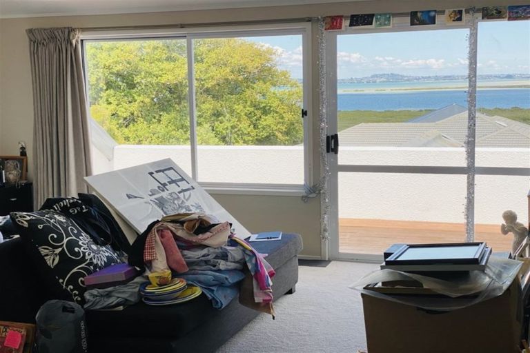 Photo of property in 10 Oakpark Place, West Harbour, Auckland, 0618