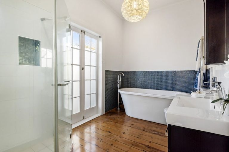 Photo of property in 54 Wairoa Road, Narrow Neck, Auckland, 0624