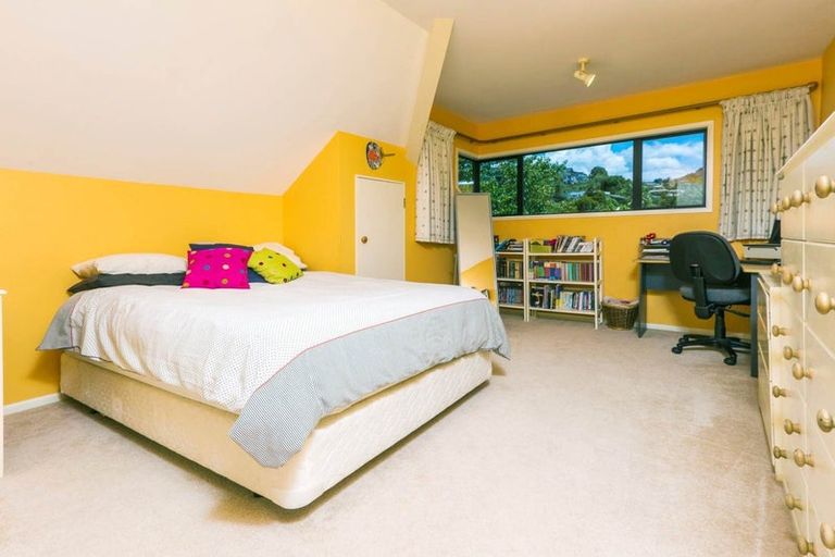 Photo of property in 1 Stitchbird Close, Murrays Bay, Auckland, 0630