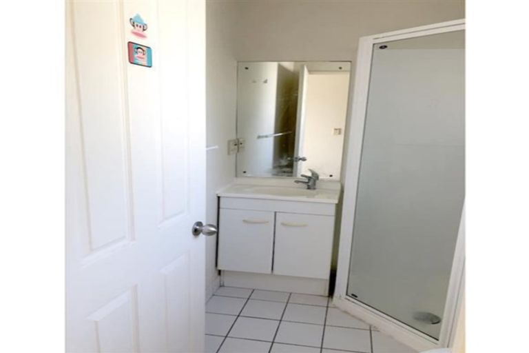 Photo of property in 15 Lockington Avenue, Henderson, Auckland, 0612