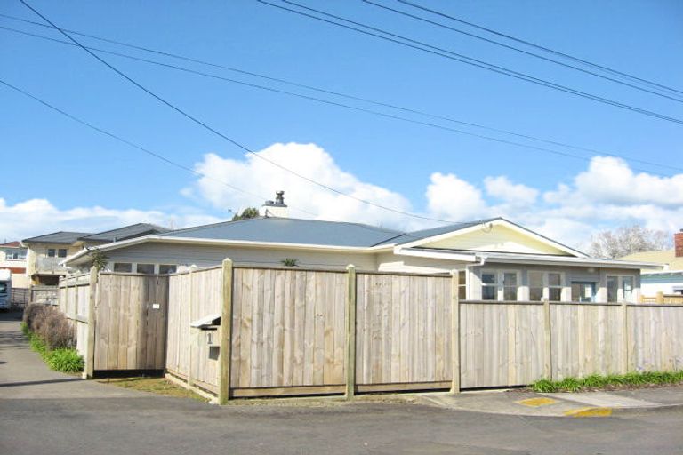 Photo of property in 1 Turehu Street, Merrilands, New Plymouth, 4312