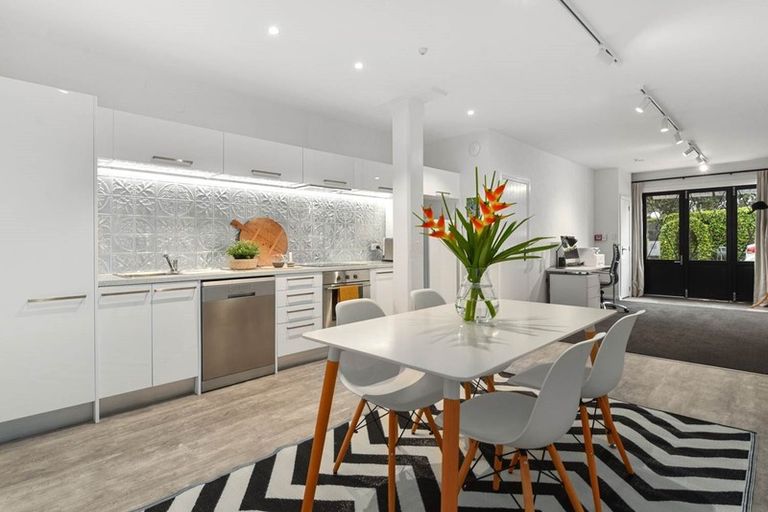 Photo of property in 2/25a Lake Road, Devonport, Auckland, 0624