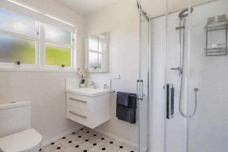 Photo of property in 14 Kahikatea Grove, Paparangi, Wellington, 6037