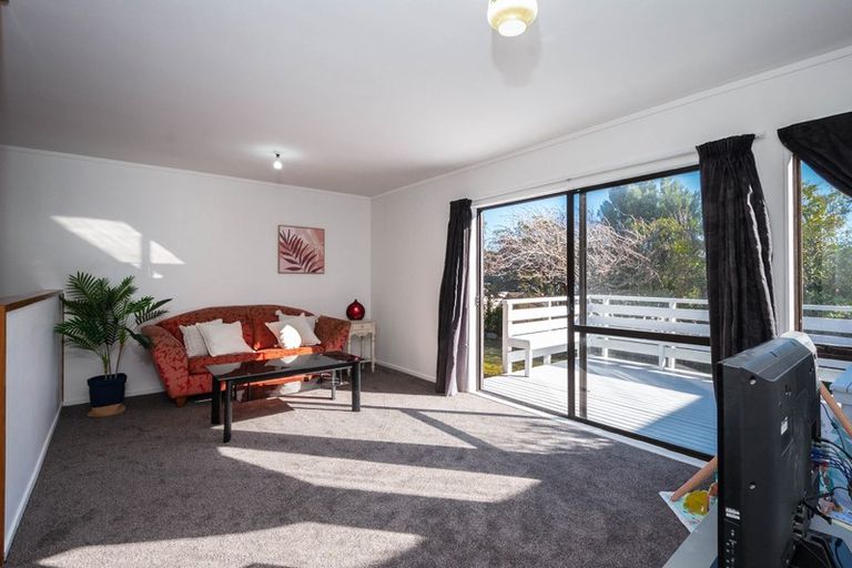 Photo of property in 11b Warrington Grove, Newlands, Wellington, 6037