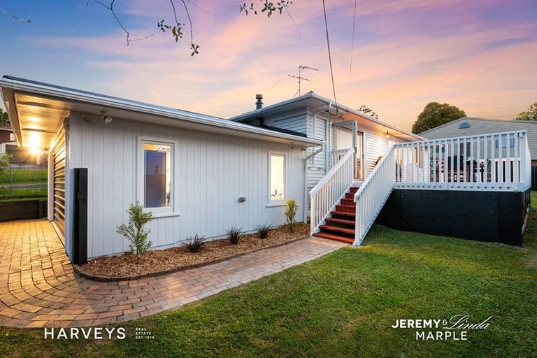 Photo of property in 3 Lex Avenue, Green Bay, Auckland, 0604