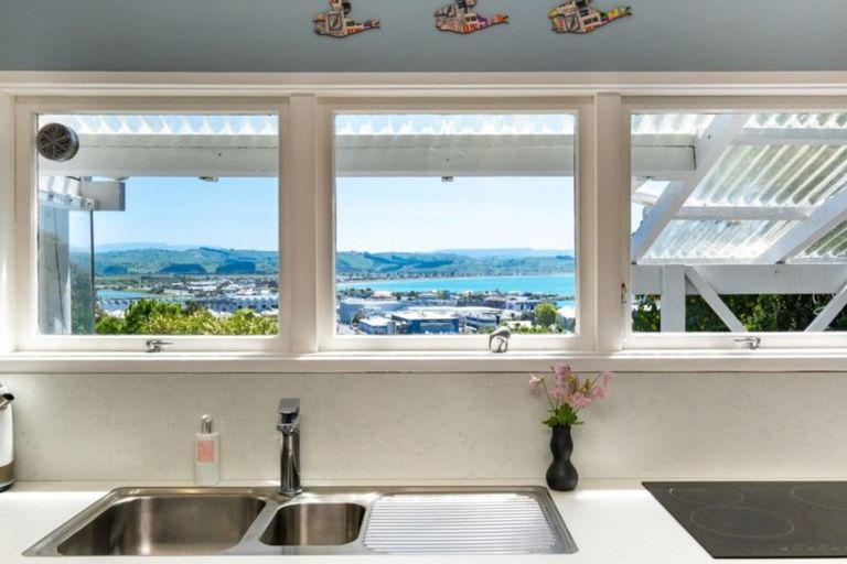 Photo of property in 13 Denholm Road, Hospital Hill, Napier, 4110