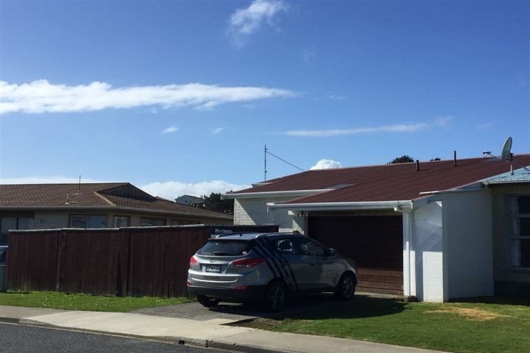 Photo of property in 2a Colchester Crescent, Newlands, Wellington, 6037