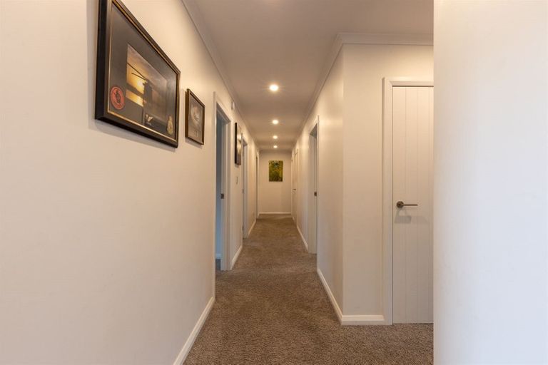 Photo of property in 6 D'urville Place, Kelvin Grove, Palmerston North, 4414