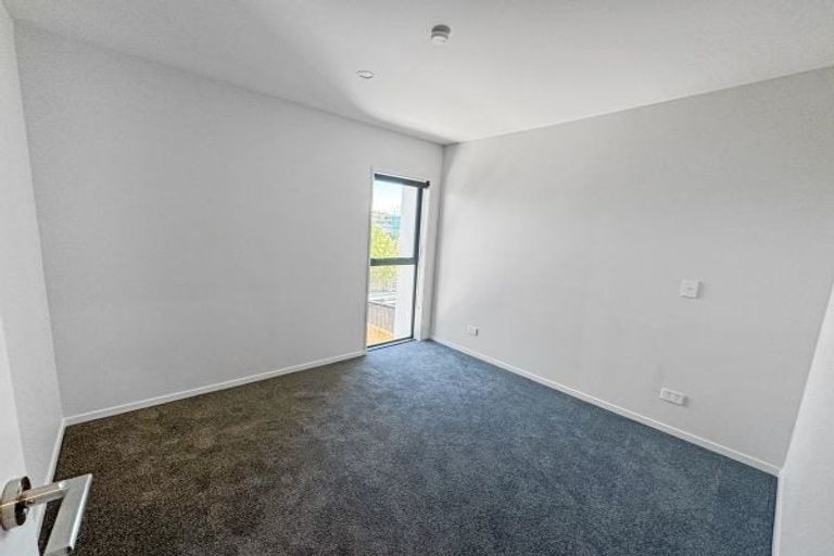 Photo of property in 2/79 Edmonton Road, Henderson, Auckland, 0612