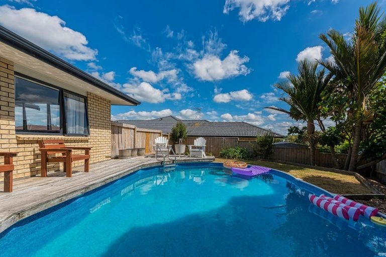 Photo of property in 12 Reybert Place, Massey, Auckland, 0614