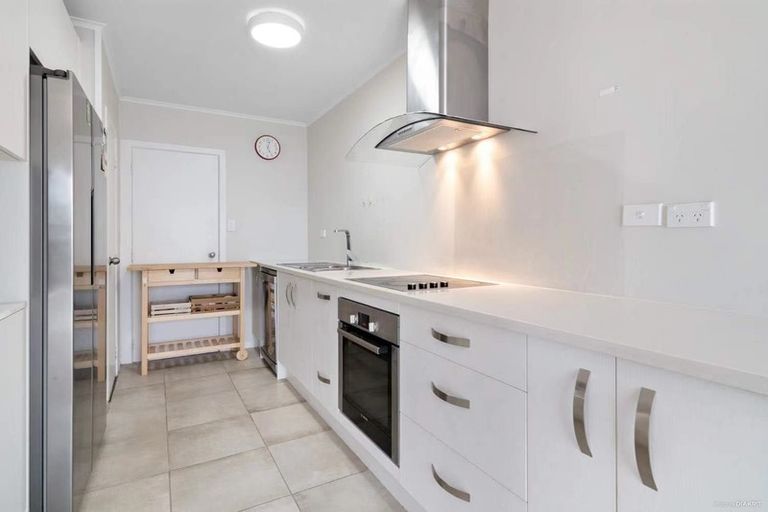 Photo of property in 1/15 Sunhaven Avenue, Glenfield, Auckland, 0629