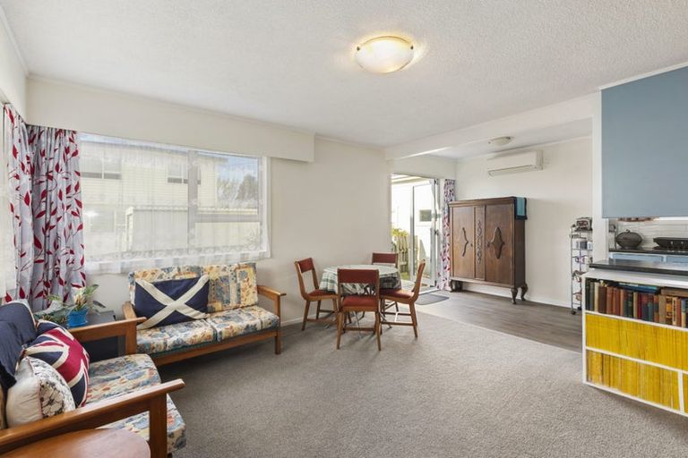 Photo of property in 2/115 Queens Drive, Lyall Bay, Wellington, 6022