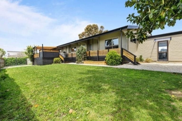 Photo of property in 27 Clarks Beach Road, Clarks Beach, 2122