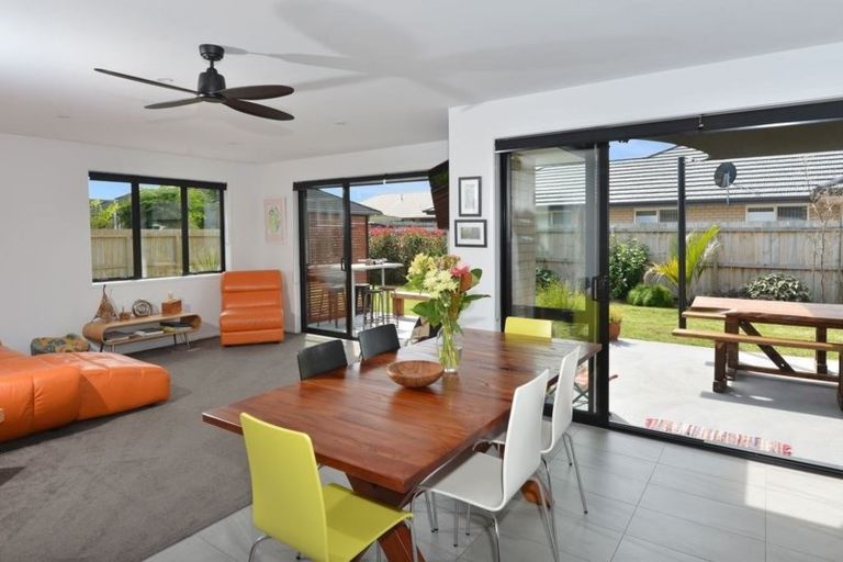 Photo of property in 16 Roto View, One Tree Point, 0118